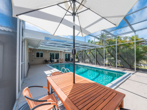Luxurious Coastal Retreat in Sarasota - 4-Bedroom Home with Pool